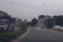 Ô tô suýt đâm vào học sinh và bài học kinh nghiệm về vạch kẻ đi bộ