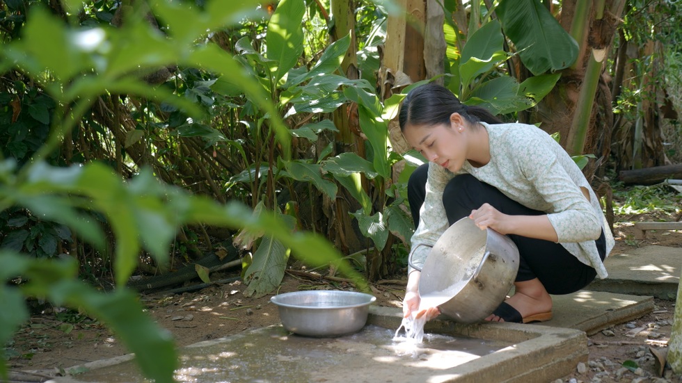 Từng đội vương miện 1,5 tỷ, cô gái về quê bán cá khô hút triệu lượt xem - 6