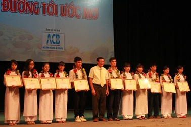 Bình Định tuyên dương học sinh giỏi quốc gia, thủ khoa ĐH năm 2012