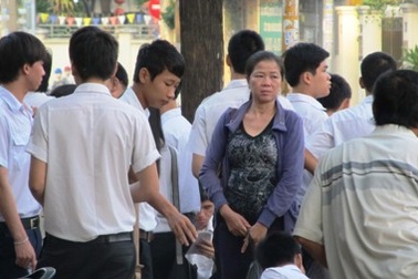 Muôn kiểu phụ huynh đồng hành cùng con thi tốt nghiệp