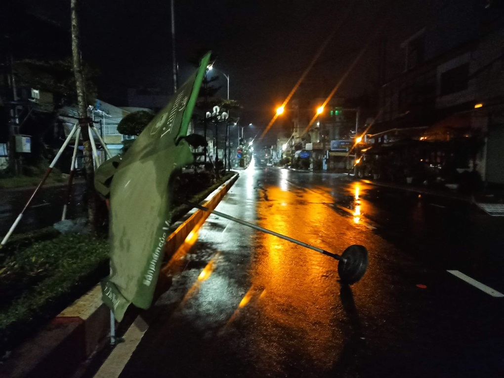 Mưa to, gió lớn, nhiều xã mất điện, nguy cơ sạt lở cao ở Bắc Tây Nguyên - 5 Mưa to, gió lớn, nhiều xã mất điện, nguy cơ sạt lở cao ở Bắc Tây Nguyên - 5