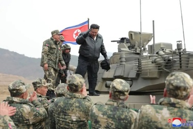 Ông Kim Jong-un thăm nhà máy xe tăng, ca ngợi tiến độ sản xuất thần tốc