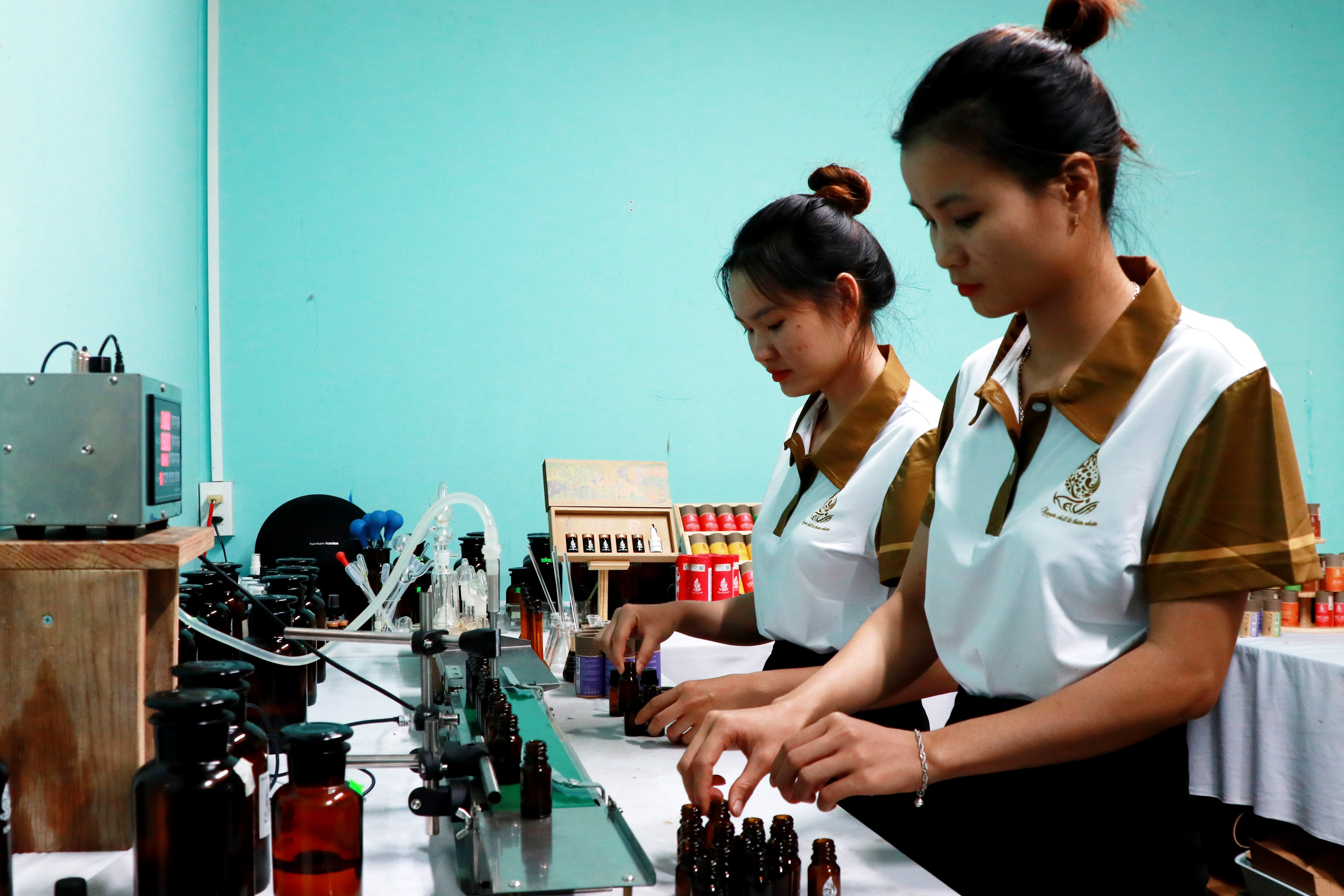 Kvinnelig regnskapsfører i 50-årene sluttet i jobben og tjente millioner ved å gå over til å lage essensielle oljer - 5 Nữ kế toán U50 nghỉ việc, kiếm tiền triệu khi chuyển hướng làm tinh dầu - 5