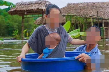Thực hư bức ảnh chồng dùng chậu đưa vợ con sơ tán lũ ở Hà Giang