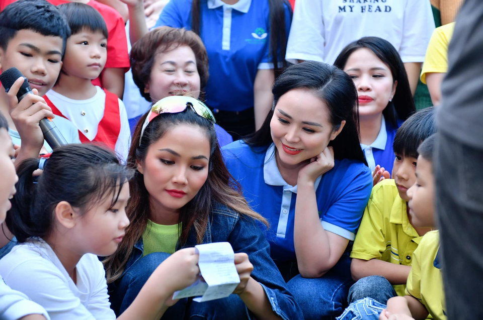 HHen Niê và Bùi Thanh Hương giản dị đi làm từ thiện - 1 HHen Niê và Bùi Thanh Hương giản dị đi làm từ thiện - 1