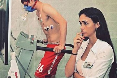 Nữ bác sĩ xinh đẹp của Spartak Moscow gây sốt làng túc cầu