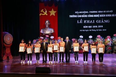 Trường CĐ Công nghệ Bách khoa HN đón 2.000 tân sinh viên tựu trường