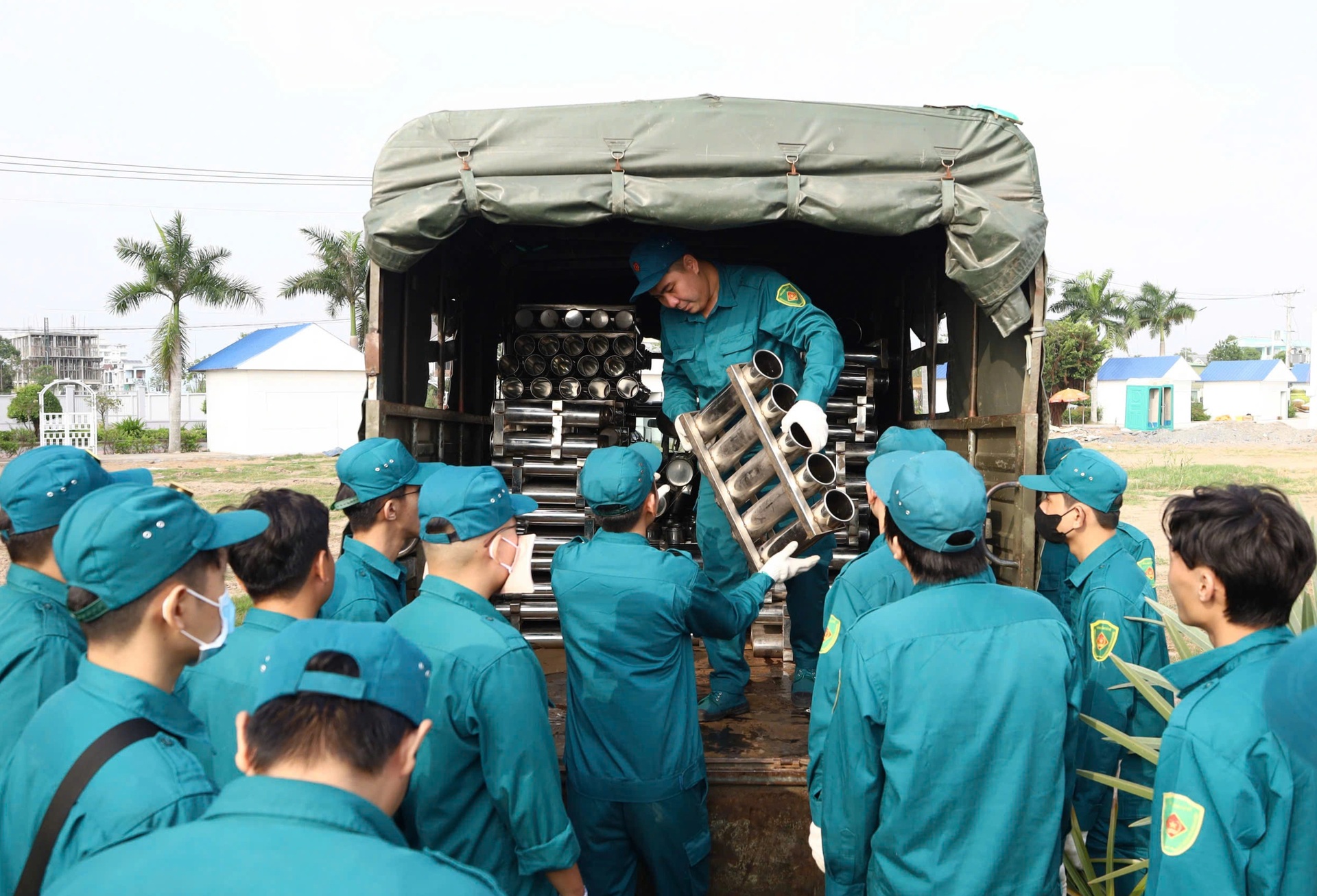 Bên trong trận địa pháo hoa Cần Thơ trước giờ khai hỏa - 2
