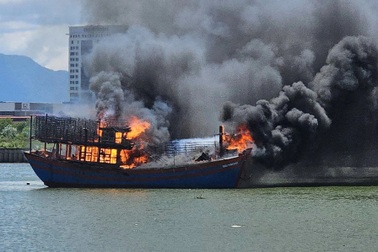 Tàu cá bốc cháy dữ dội trên sông Nhật Lệ giữa trưa