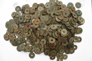 Lại phát hiện 10kg tiền cổ trong vườn nhà thờ họ