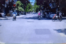 Áo chống nắng cuốn vào bánh xe máy, người phụ nữ ngã nhào trước mũi ô tô