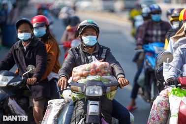 Người miền Tây lỉnh kỉnh quà quê trở lại Sài Gòn