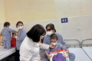 Dấu hiệu lác mắt và "mắt mèo" cảnh báo ung thư mắt