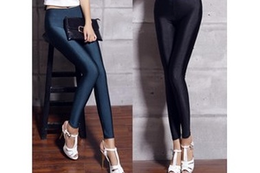 Ba cô gái bị cấm lên máy bay vì mặc quần legging bó