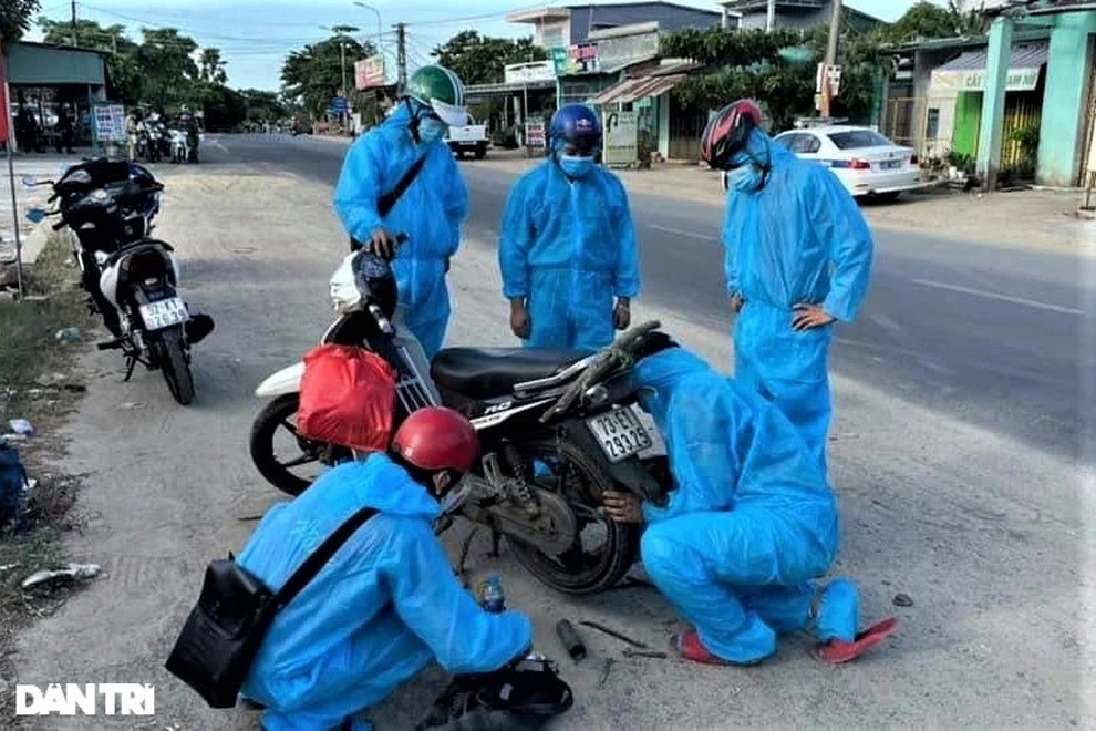 Biệt đội áo xanh cấp cứu xe máy giúp người dân đi từ TPHCM về quê - 1 Biệt đội áo xanh cấp cứu xe máy giúp người dân đi từ TPHCM về quê - 1