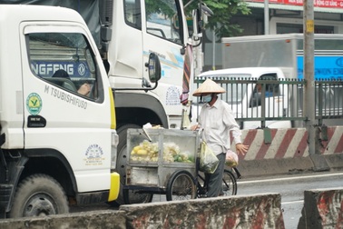 Mưu sinh trước đầu "hung thần xa lộ", bất chấp nguy hiểm