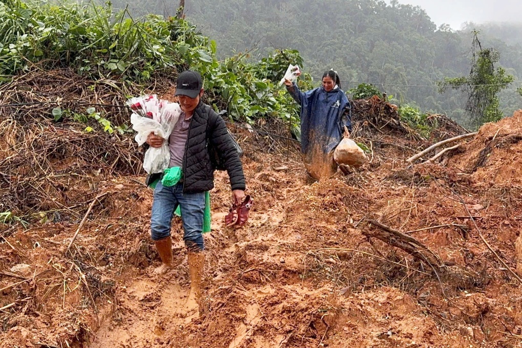 Thầy giáo lội bùn, vượt sạt lở vẫn ôm chặt bó hoa để tặng đồng nghiệp - 1