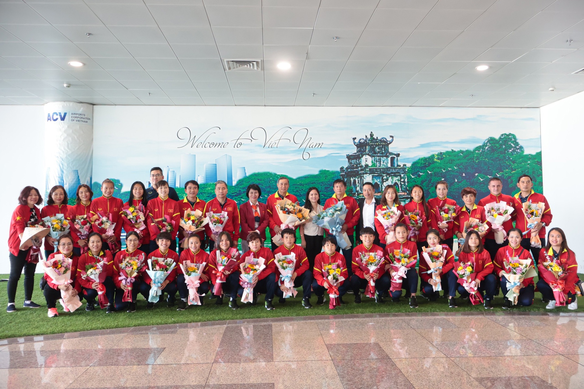 Tuyển nữ Việt Nam rạng rỡ ngày về nước, HLV Mai Đức Chung nhận quà đặc biệt - 3