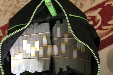 Mua chiếc túi cũ, bất ngờ được 7,5 triệu USD giấu bên trong