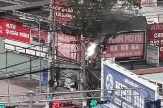 Nổ đường dây điện ở TPHCM khiến người đi đường hốt hoảng