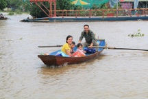 Hàng trăm hộ dân bị nước lũ sông Hoàng Long cô lập