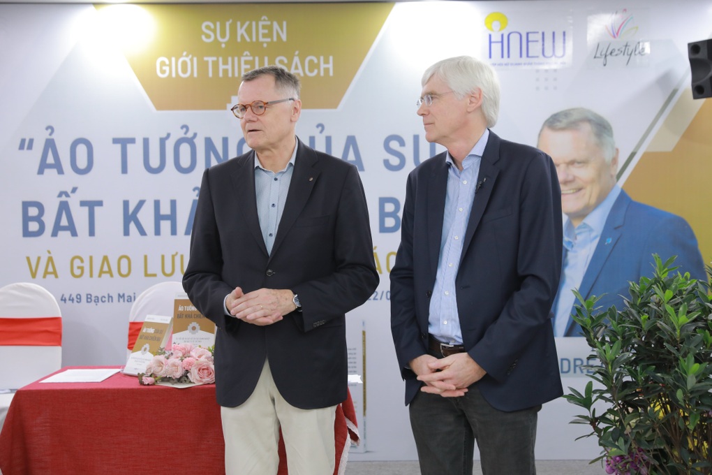 Giao lưu với hai tác giả cuốn sách Ảo tưởng của sự bất khả chiến bại - 1 Giao lưu với hai tác giả cuốn sách Ảo tưởng của sự bất khả chiến bại - 1