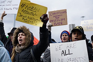 Chính quyền Trump muốn chơi trò "tốc độ" bằng lệnh cấm nhập cư mới?