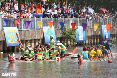 Người dân TPHCM lần đầu tiên xem đua ghe ngo trên kênh Nhiêu Lộc - Thị Nghè