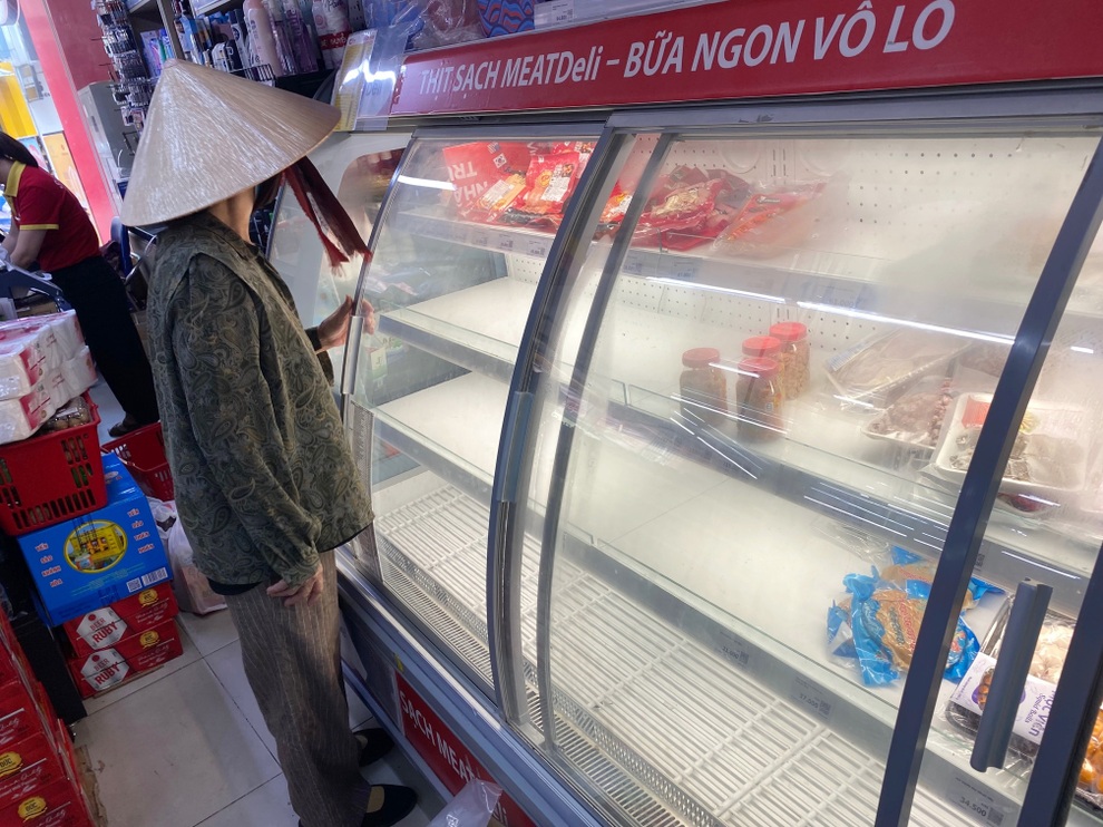 TPHCM: Người dân xếp hàng dài chờ mua thực phẩm, siêu thị không thiếu đồ - 2 TPHCM: Người dân xếp hàng dài chờ mua thực phẩm, siêu thị không thiếu đồ - 2