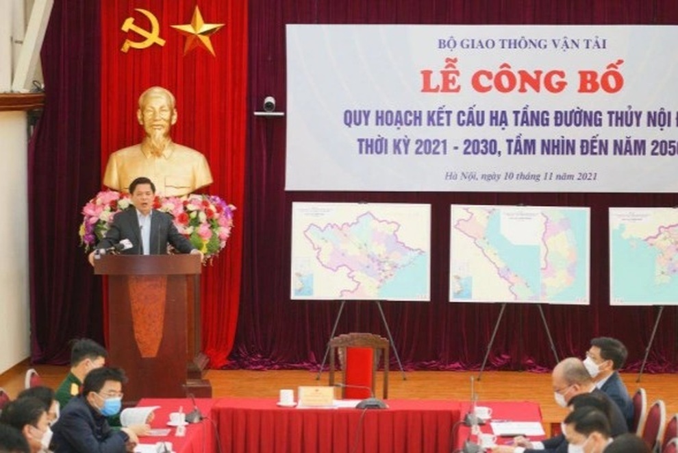Bộ trưởng GTVT muốn đầu tư mạnh vào cảng thủy, mua sắm phương tiện hiện đại - 1 Bộ trưởng GTVT muốn đầu tư mạnh vào cảng thủy, mua sắm phương tiện hiện đại - 1
