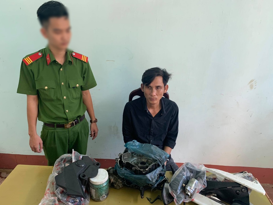 Bắt đối tượng chuyên rình ô tô dừng đỗ để cướp tài sản - 1 Bắt đối tượng chuyên rình ô tô dừng đỗ để cướp tài sản - 1