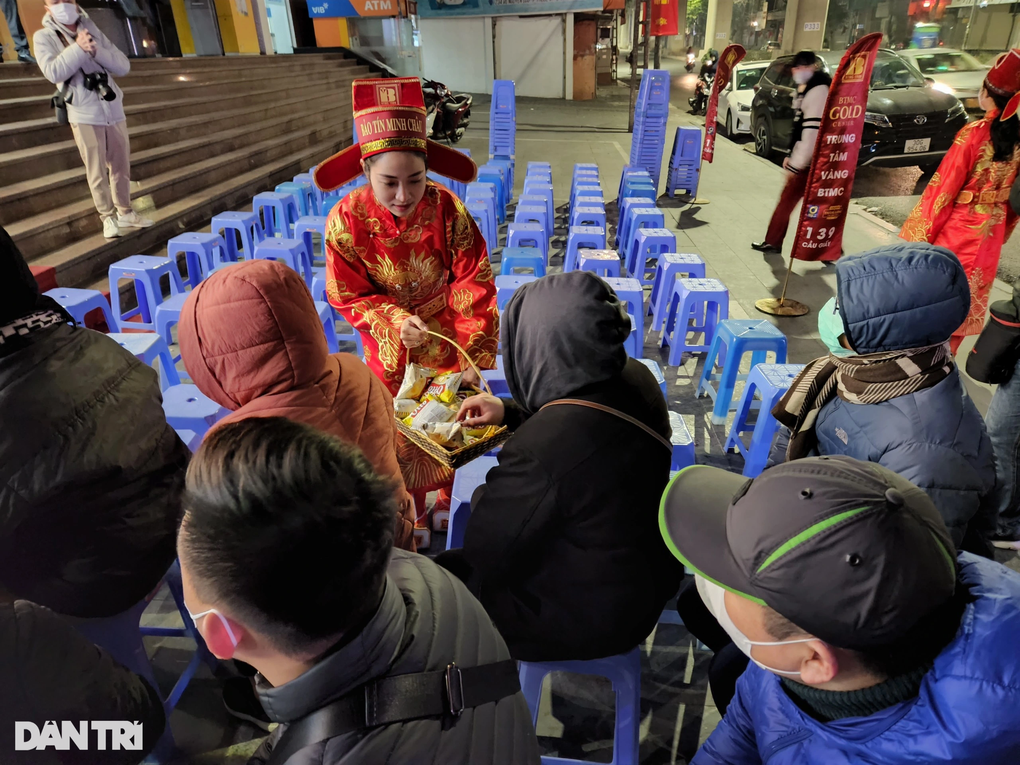 Nhà vàng xếp ghế săn khách nhưng đến 7h đã hết khách chờ - 5 Nhà vàng xếp ghế săn khách nhưng đến 7h đã hết khách chờ - 5