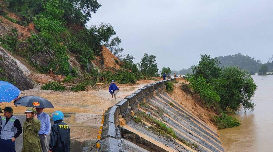 Ám ảnh những ngôi nhà nước lũ dâng tận nóc ở Nghệ An - 12 Ám ảnh những ngôi nhà nước lũ dâng tận nóc ở Nghệ An - 12