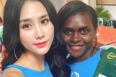 Hoàng Hạnh ghi điểm khi giúp đỡ hoa hậu Papua New Guinea