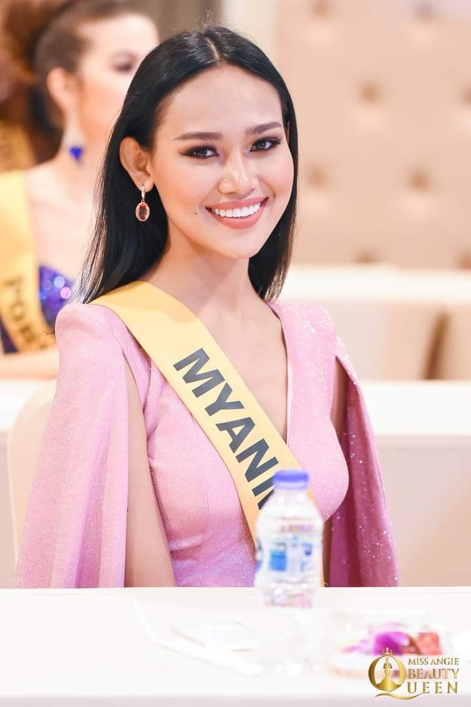 Người đẹp Myanmar lộ ngực khi trình diễn áo tắm - 4 Người đẹp Myanmar lộ ngực khi trình diễn áo tắm - 4