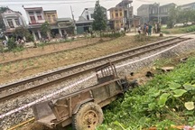 Xe công nông va chạm với tàu hỏa, một người tử vong