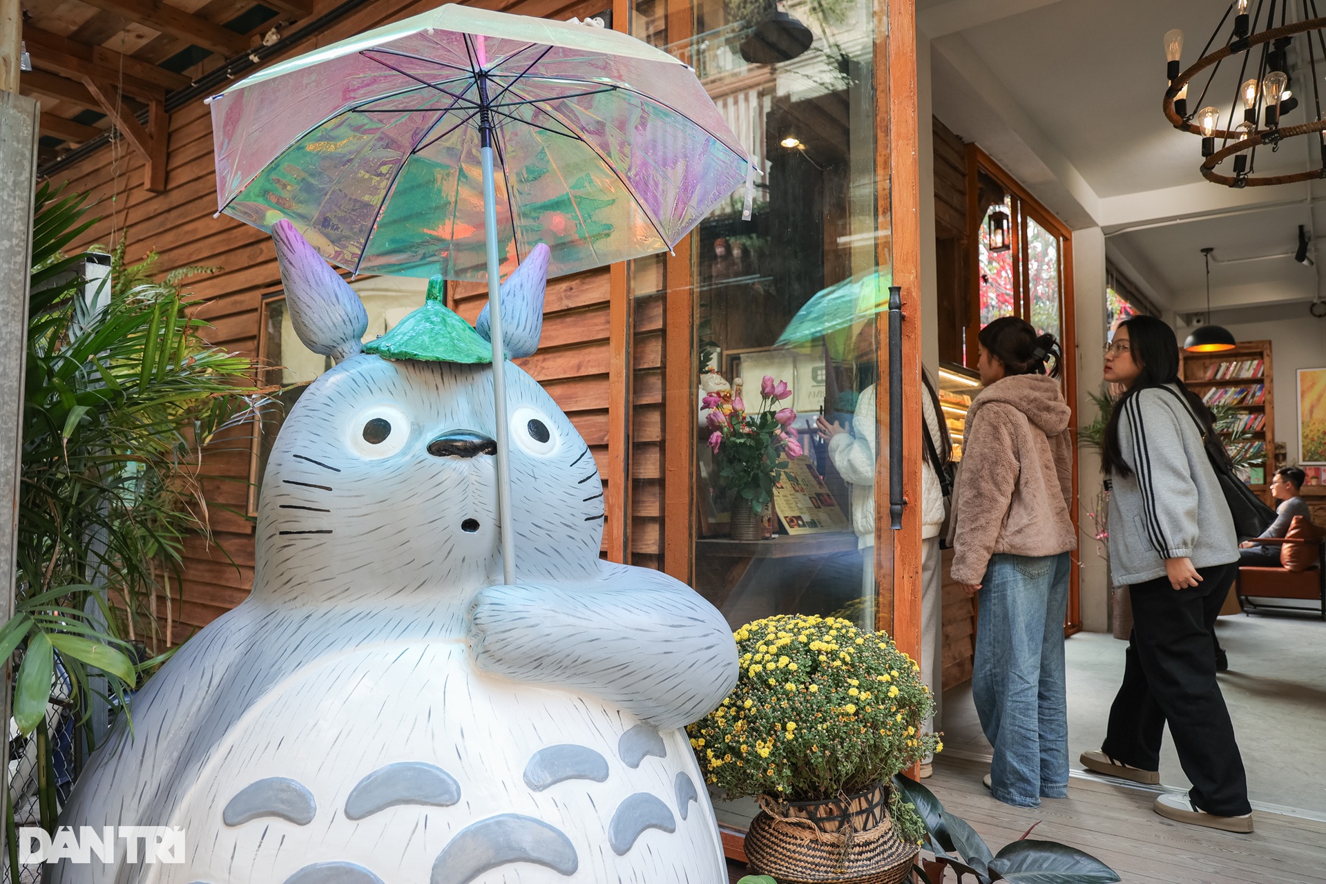 Un café de Hanoi cultive des hortensias, pulvérise de la brume artificielle et attire des milliers de clients - 2 Quán cà phê Hà Nội trồng cẩm tú cầu, phun sương nhân tạo hút cả nghìn khách - 2