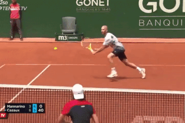 Tay vợt 18 tuổi gây sốt với pha cứu bóng ghi điểm khó tin