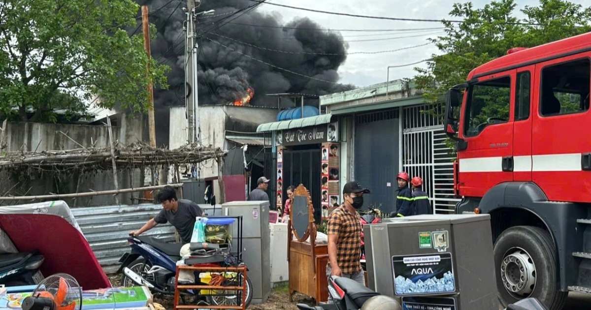 Cháy lớn tại xưởng phế liệu sát dãy nhà trọ ở Bình Dương