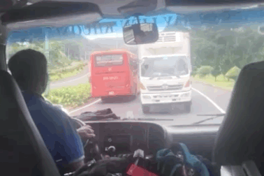 Xe tải ngang nhiên đi ngược chiều trên Quốc lộ 20