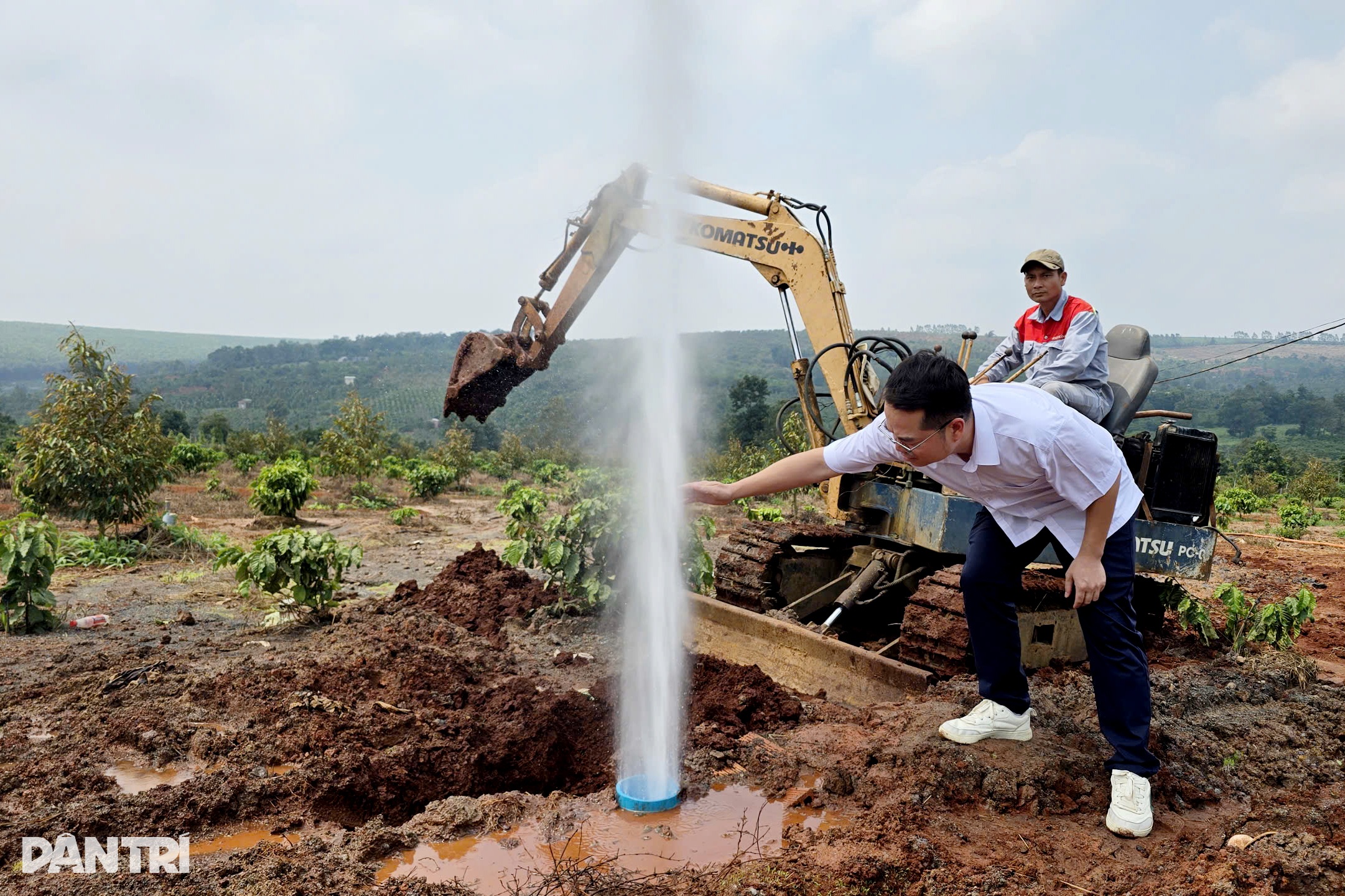 Giếng khoan phun cột khí và nước như vòi rồng: Hơn nửa tháng chưa hạ áp ...