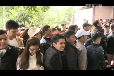 Tràng An đông nghẹt khách thăm quan.