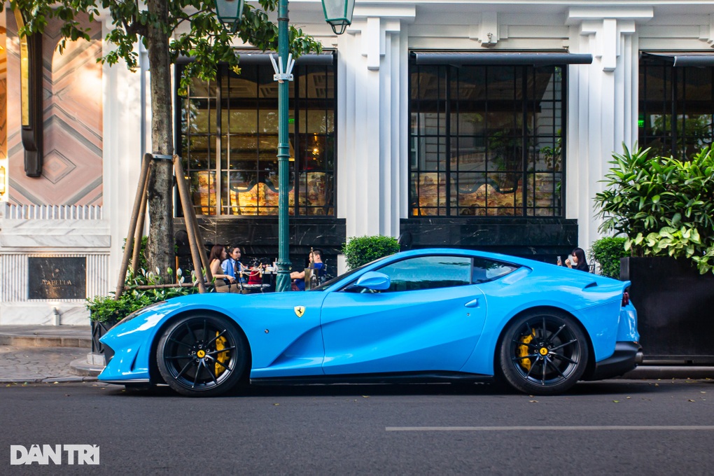 Siêu xe Ferrari 812 hàng hiếm giá 10 tỷ đồng về tay ông trùm cà phê Việt - 7