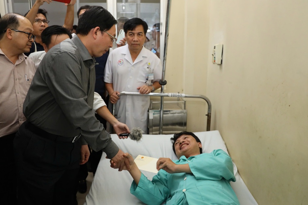 Phó Thủ tướng Hồ Quốc Dũng chỉ đạo khắc phục sạt lở tại đèo Khánh Lê - 2 Phó Thủ tướng Hồ Quốc Dũng chỉ đạo khắc phục sạt lở tại đèo Khánh Lê - 2