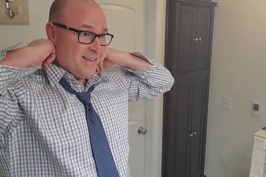 Anh Rob Kenney thực hiện clip hướng dẫn cách thắt cà vạt