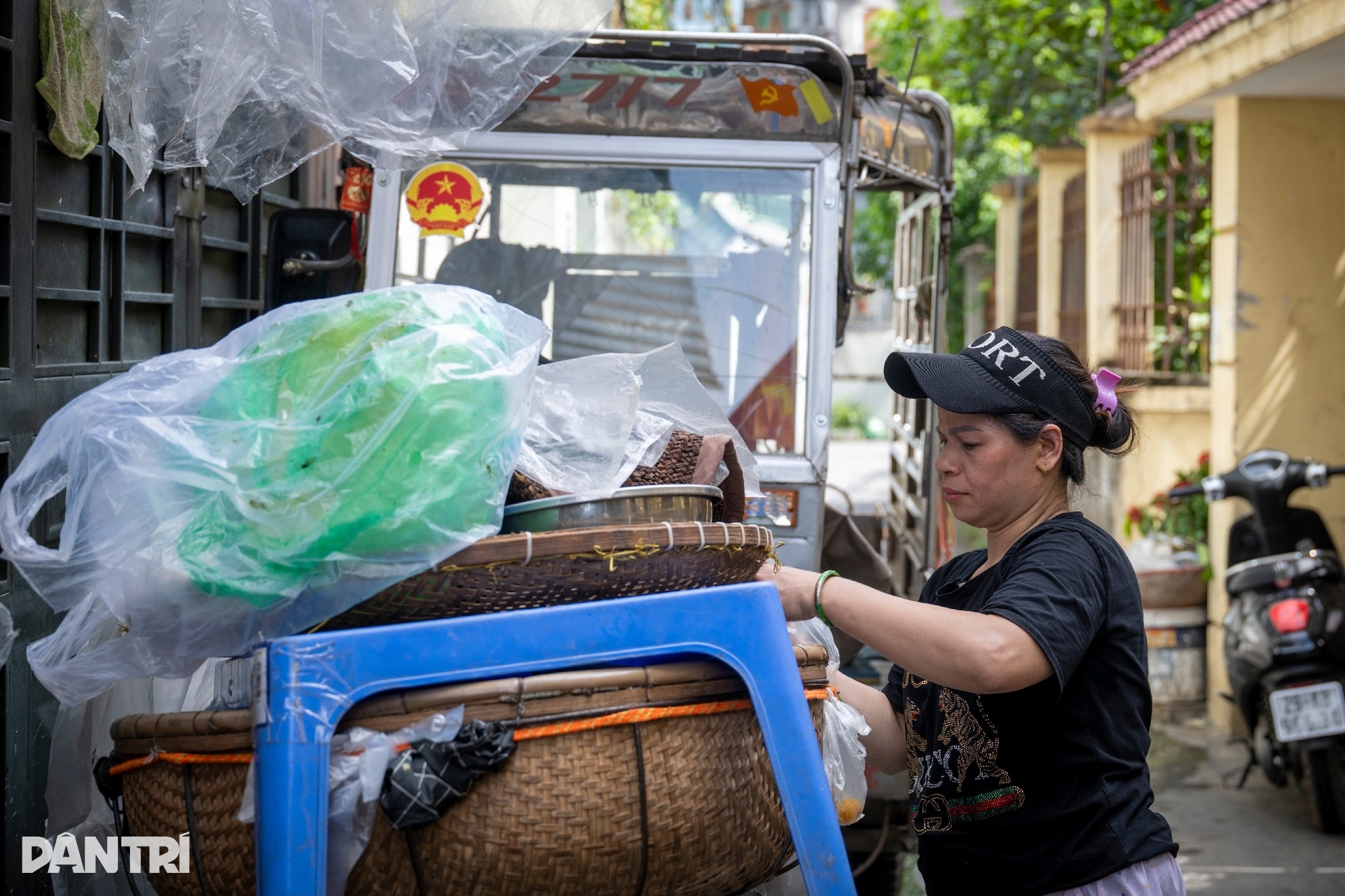 Người làng nghề ở Hà Nội xuyên đêm làm cả tấn rượu nếp phục vụ Tết Đoan Ngọ - 11 Người làng nghề ở Hà Nội xuyên đêm làm cả tấn rượu nếp phục vụ Tết Đoan Ngọ - 11