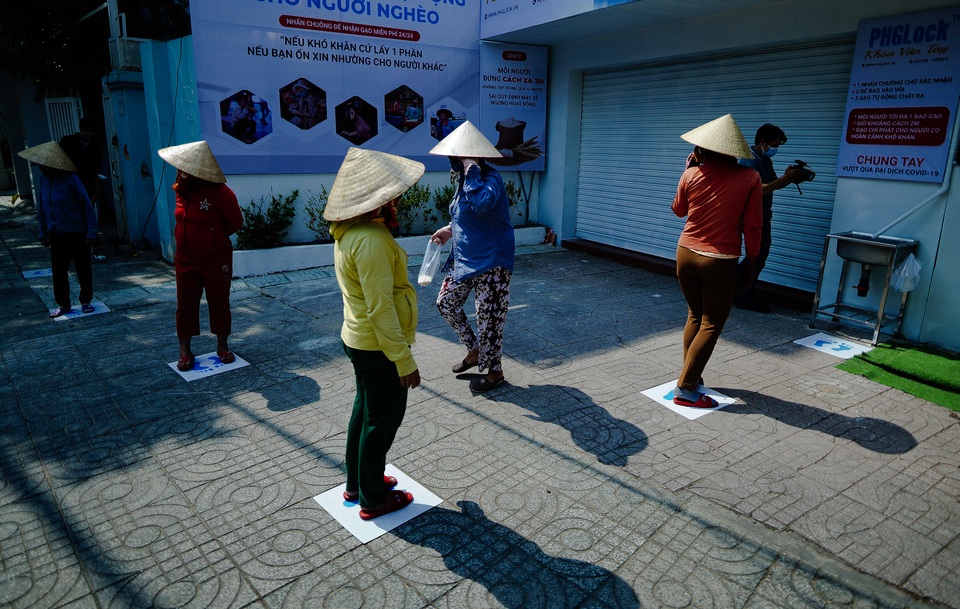Máy tự động phát gạo từ thiện ở Sài Gòn giữa mùa dịch Covid-19 - 1 Máy tự động phát gạo từ thiện ở Sài Gòn giữa mùa dịch Covid-19 - 1