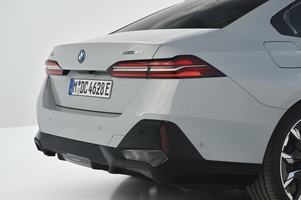 BMW 5-Series thế hệ 2024 trình làng, có bản động cơ thuần điện