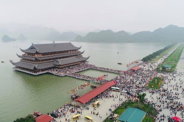 Biển người đổ về chùa Tam Chúc ngày cuối tuần
