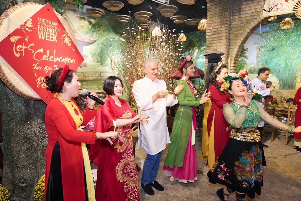 Diva Hồng Nhung đưa con trai du xuân, diện mạo quý tử gây chú ý - 1 Diva Hồng Nhung đưa con trai du xuân, diện mạo quý tử gây chú ý - 1
